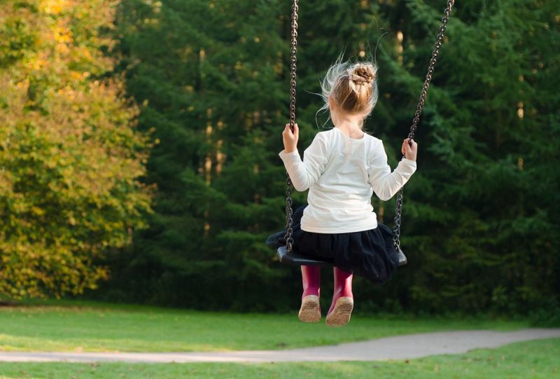 bambina su altalena salviamo il pianeta per le prossime generazioni