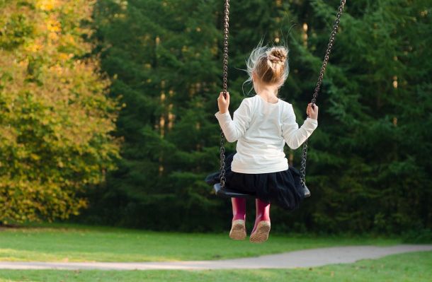 bambina su altalena salviamo il pianeta per le prossime generazioni