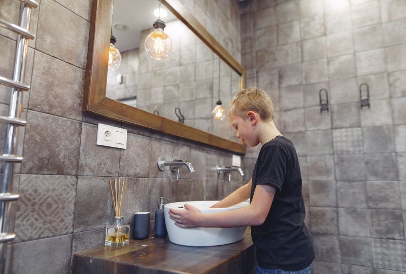 bambino al lavabo con acqua calda