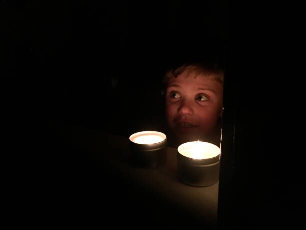 bambino buio con candele