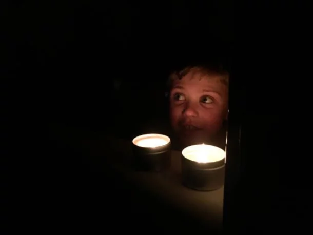 bambino buio con candele