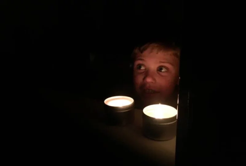 bambino buio con candele
