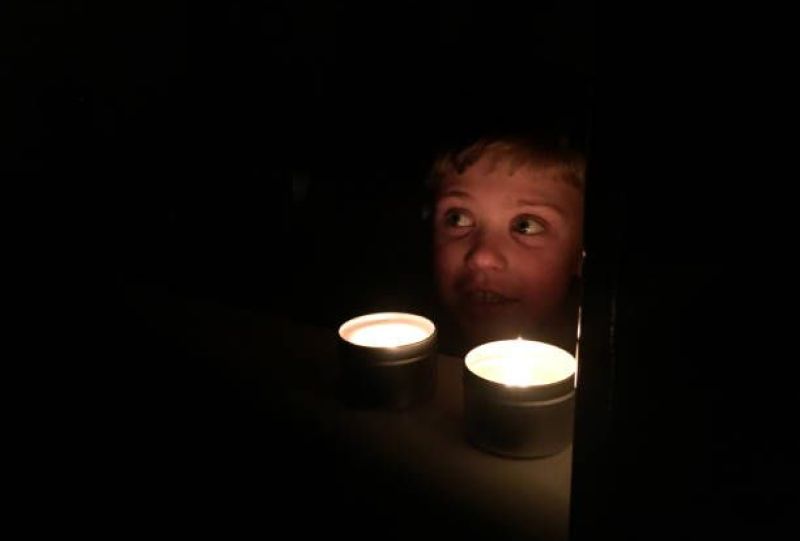 bambino buio con candele