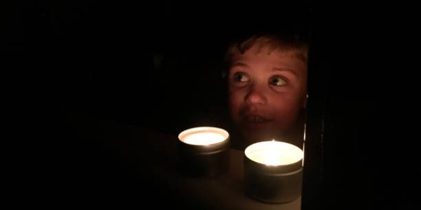 bambino buio con candele