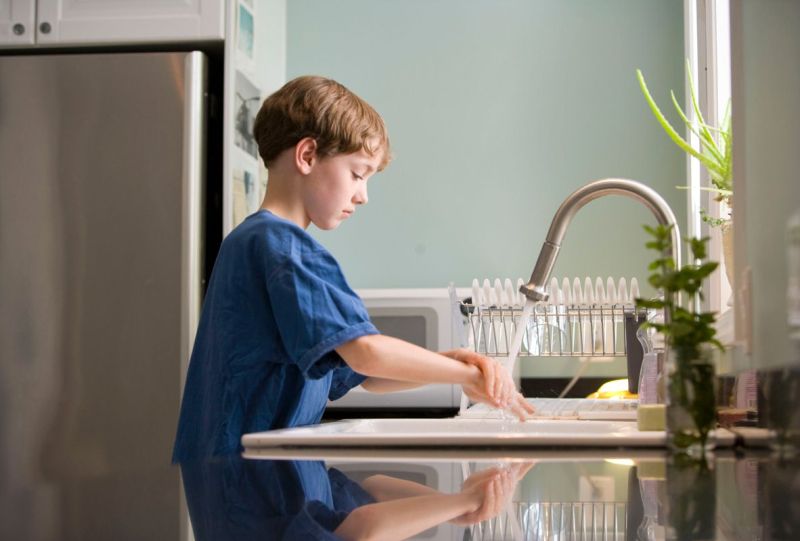 bambino si lava le mani con acqua calda
