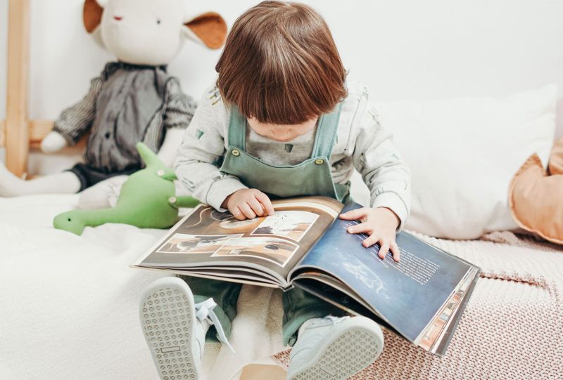 bambino legge libro casa confortevole