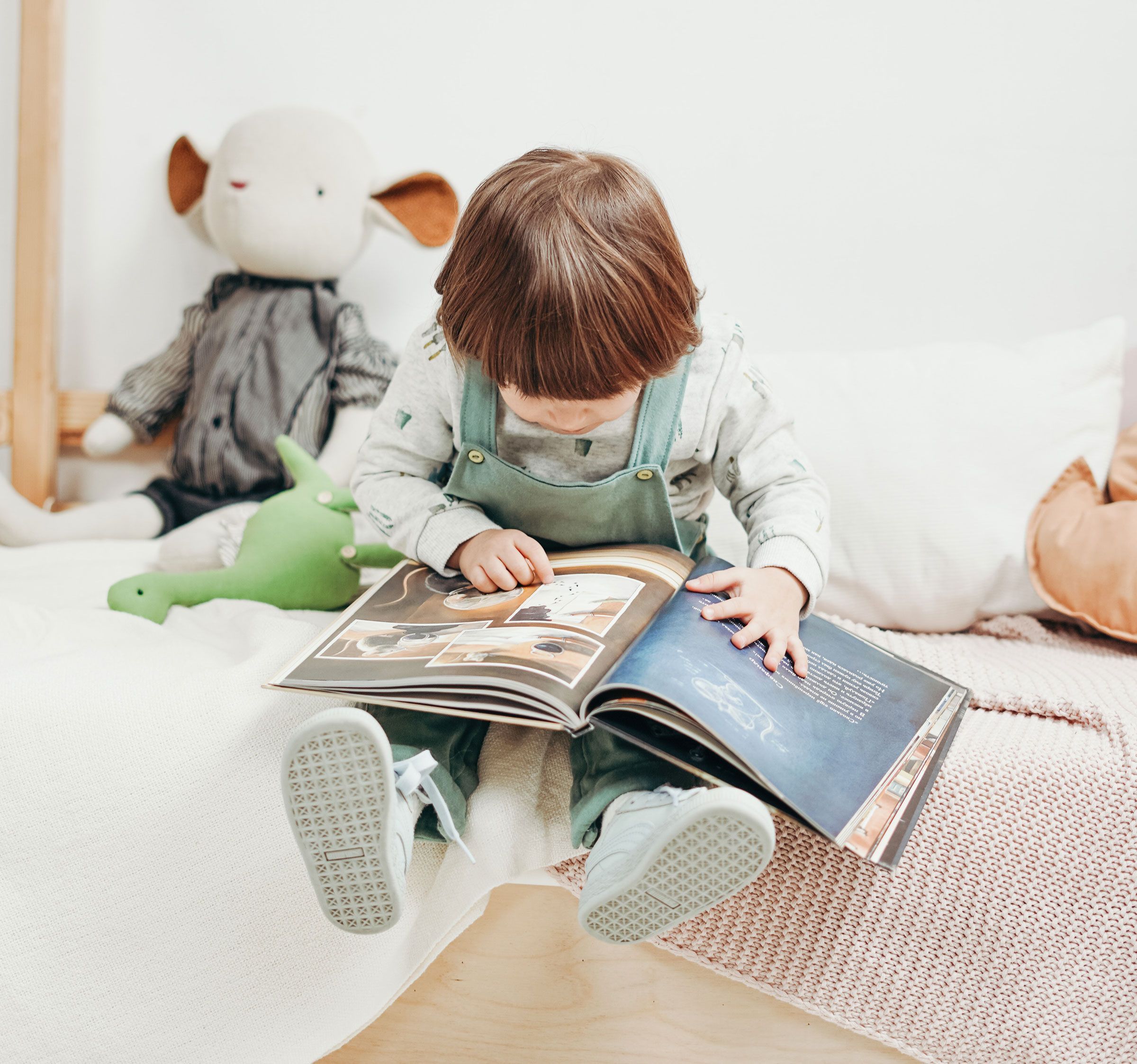 bambino legge libro casa confortevole