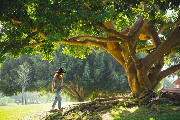 donna vicino casa immersa nel verde