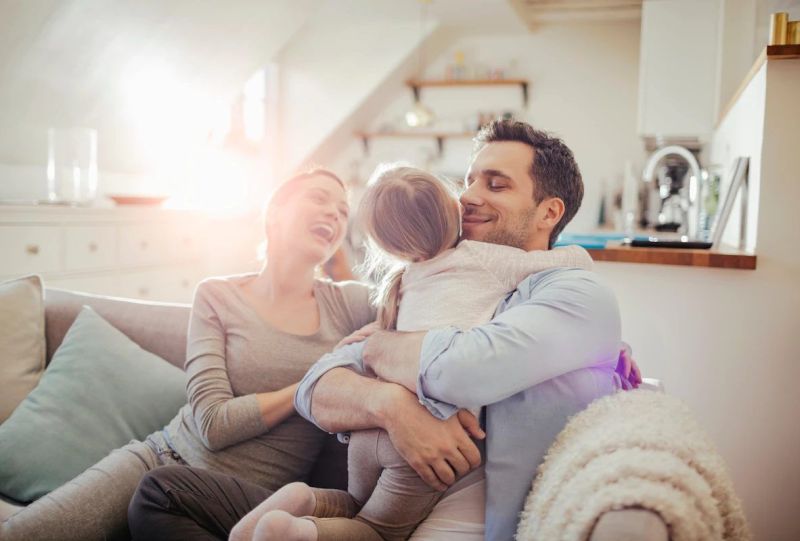 famiglia felice casa ecocompatibile