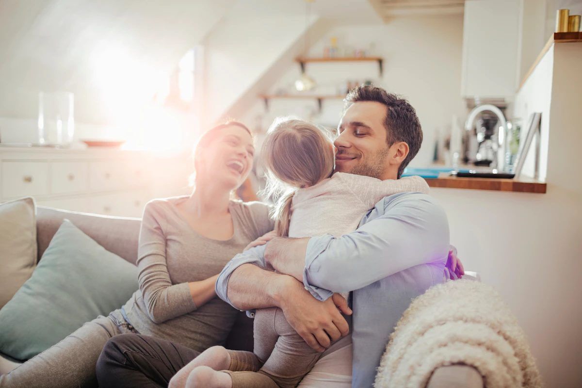 famiglia felice casa ecocompatibile