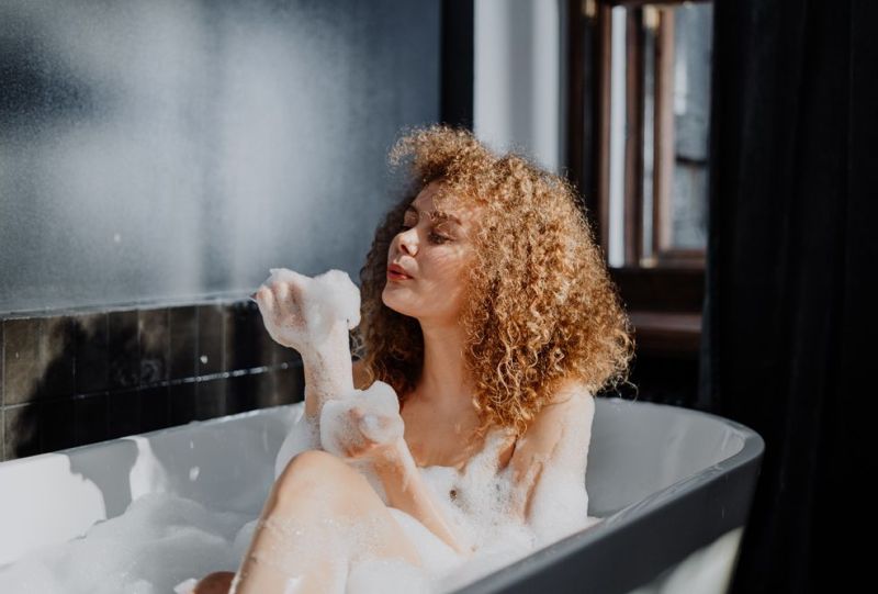 ragazza fa il bagno con acqua calda