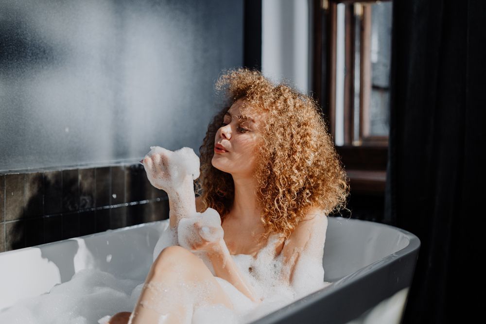 ragazza fa il bagno con acqua calda