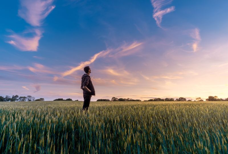 uomo in mezzo alla natura guarda verso il futuro