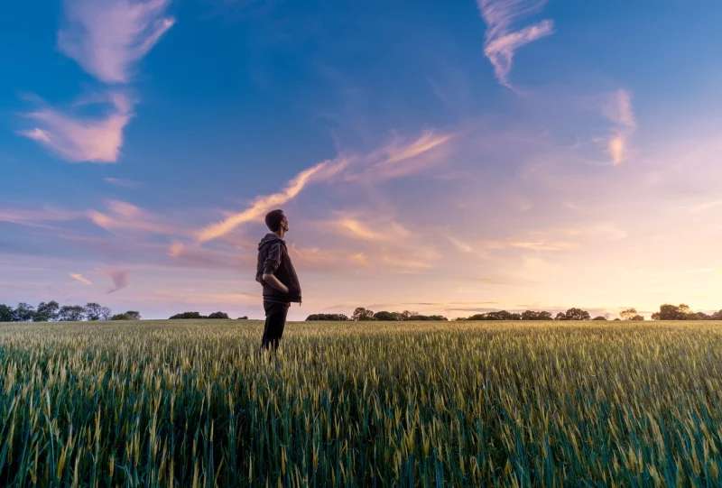 uomo in mezzo alla natura guarda verso il futuro