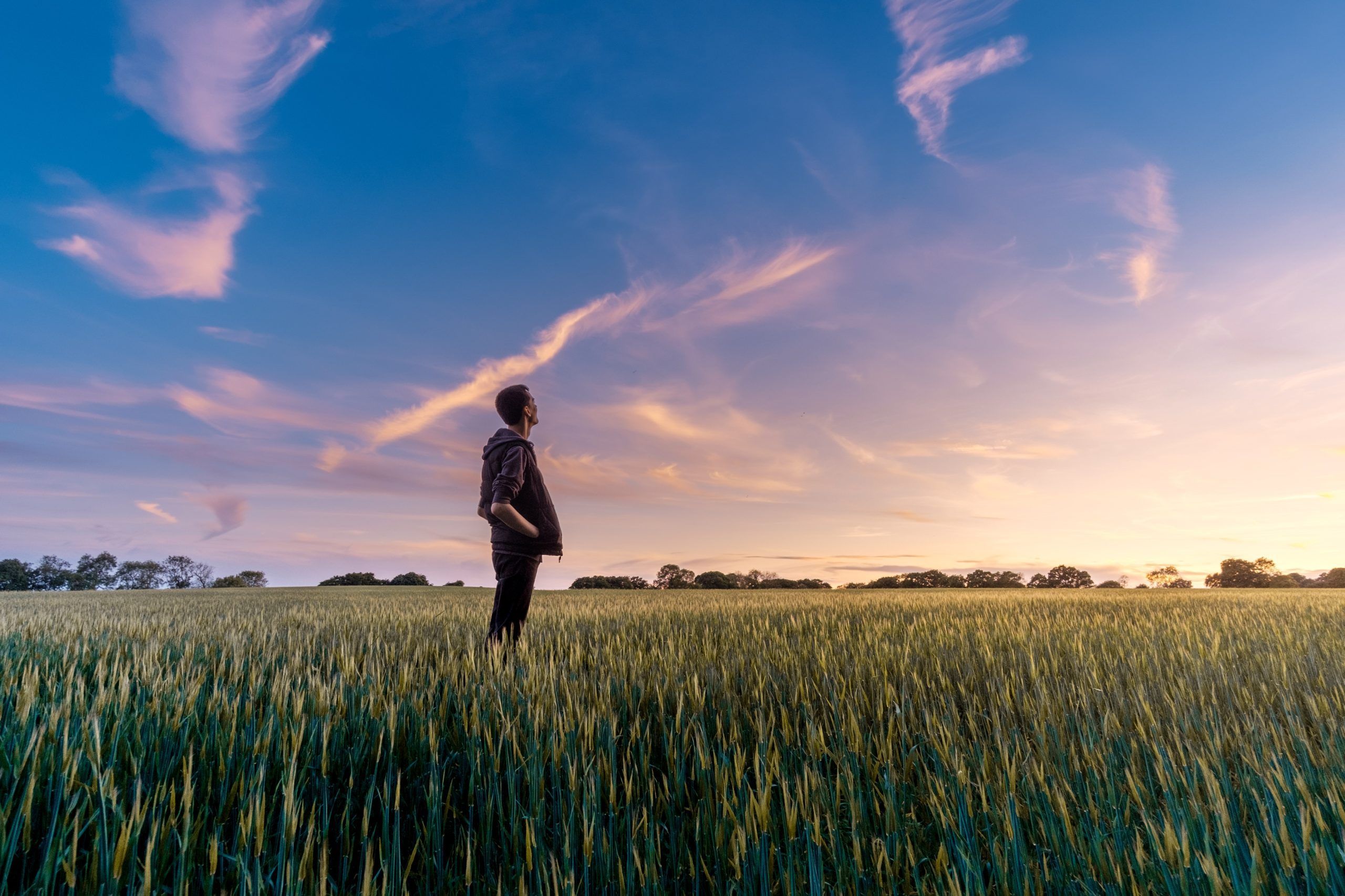 uomo in mezzo alla natura guarda verso il futuro