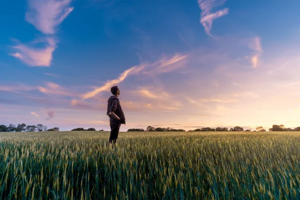 uomo in mezzo alla natura guarda verso il futuro